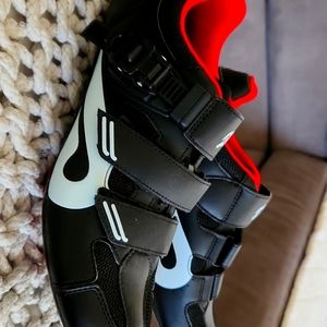 Pelaton womens size 10 clip in shoes